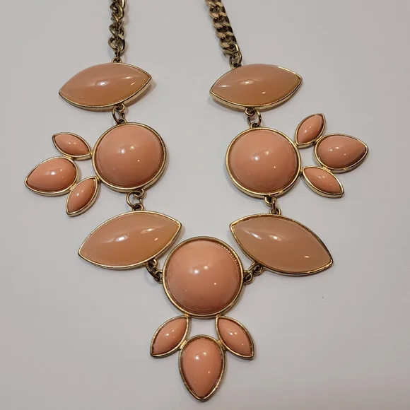 Pale Coral or Pink Color Gold Tone Bib Statement Necklace Vintage - Picture 2 of 7